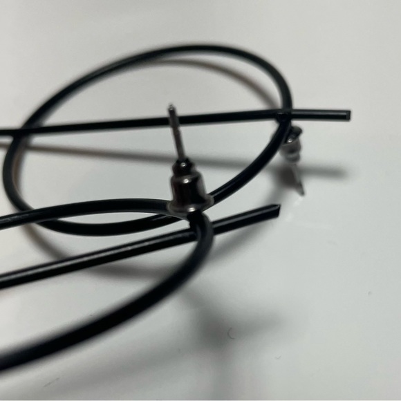 Black metal circle earrings - Picture 4 of 5